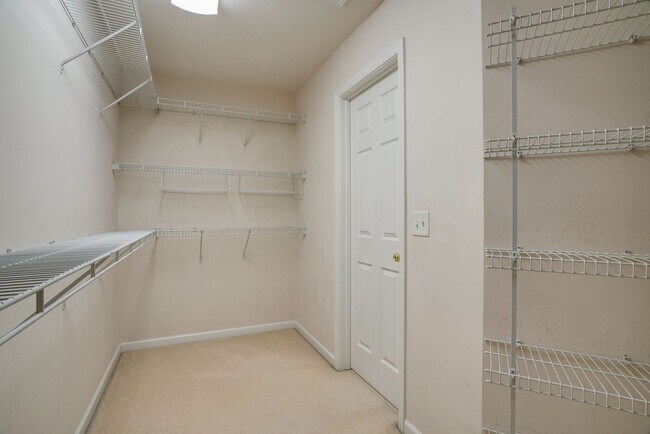 Building Photo - COMING SOON! 3- or 4-bed/3.5-bath in Brent...