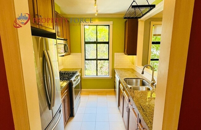Building Photo - Beautiful 2 Bed 2 bath Available with grea...