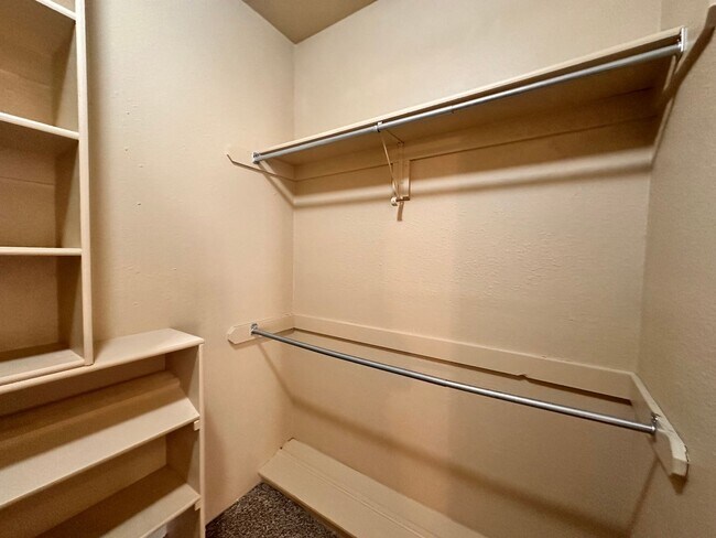 Building Photo - Spacious 4 Bed in Deer Creek