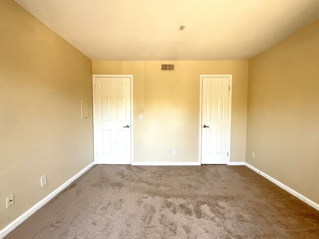 Building Photo - 1BR Condo with Private Balcony, Central A/C & Community Amenities in Corona
