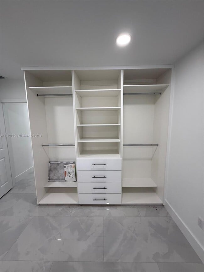 Building Photo - 841 W 50th St