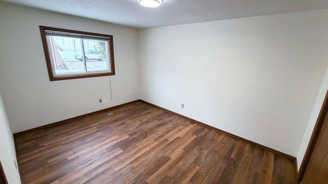Building Photo - Spacious 3-Bedroom 1-Bathroom!