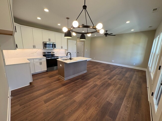 Building Photo - Beautiful new townhouse with a move in special of first month free!