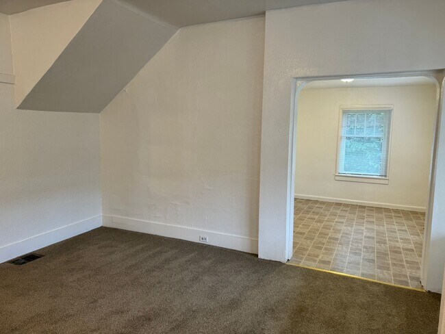 Building Photo - Large 4 bedroom, 1.5 bathroom farm house on River Rd!