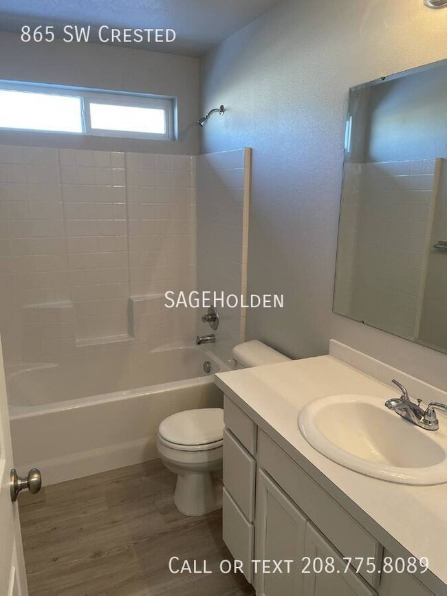 Building Photo - 865 SW Crested-