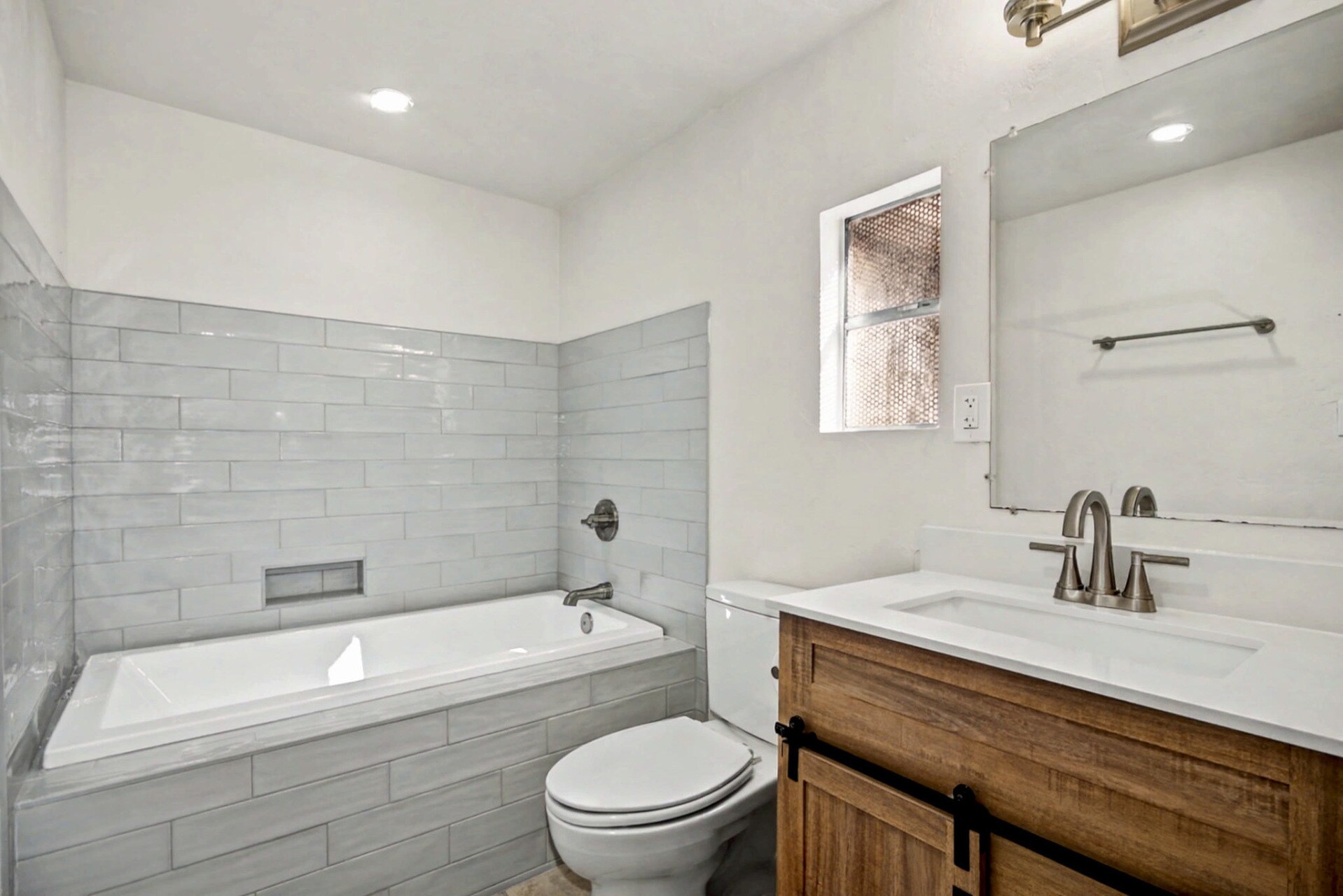 Master Bath - 3926 E Camino de Palmas