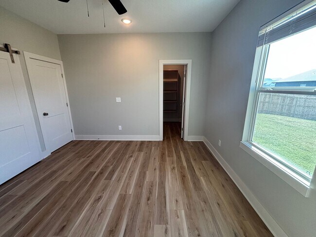 Building Photo - 1841/43 Hickory Creek