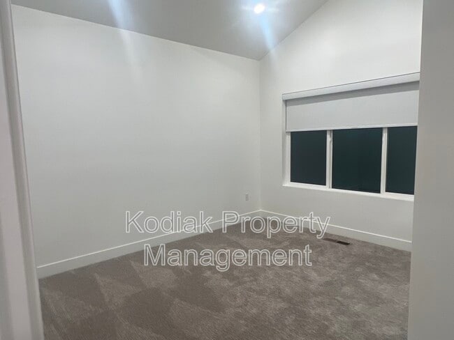 Building Photo - 765 N 400 W