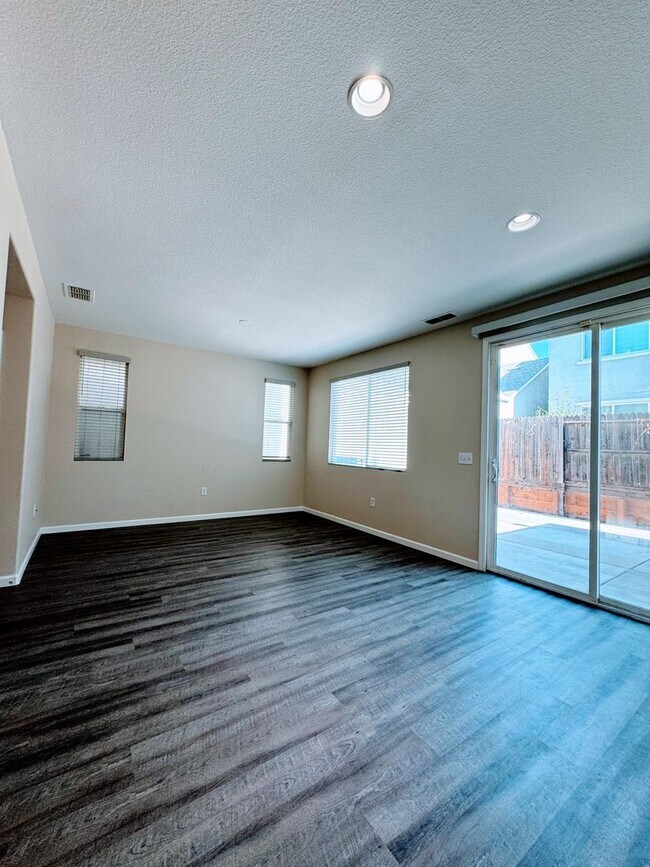 Building Photo - !!Get $200 OFF!! 3BR SFR w/ Tandem Garage & Fenced Yard near Boxwood St