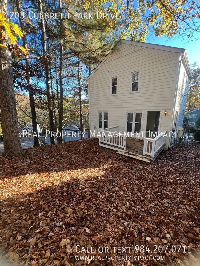 Building Photo - 3 Bedroom 1.5 Bath Hill Top Retreat minute...