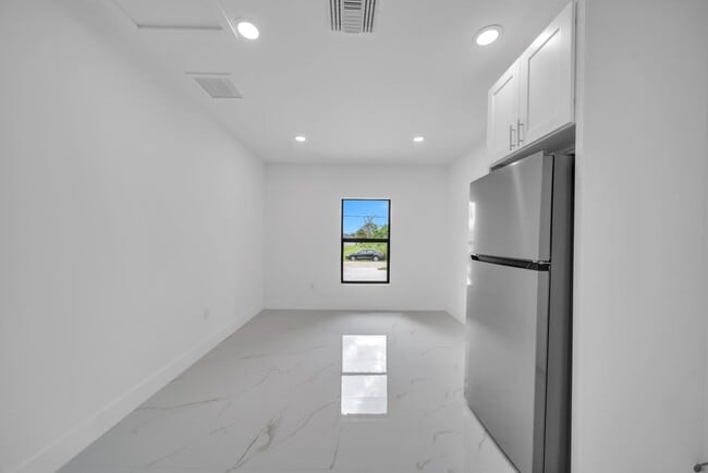 Building Photo - 2413 Quentin Ave S