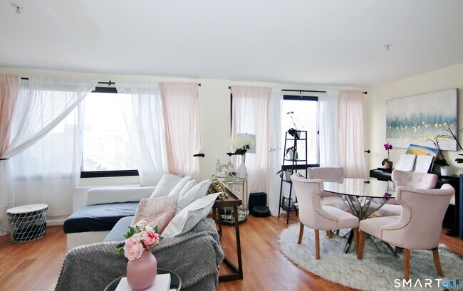 Building Photo - 300 Broad St