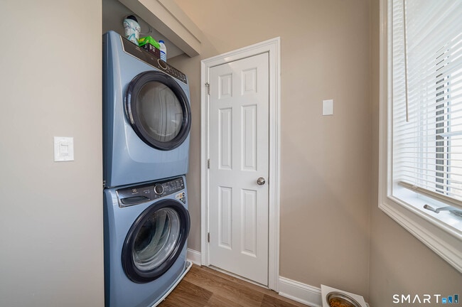 Building Photo - 50 York St