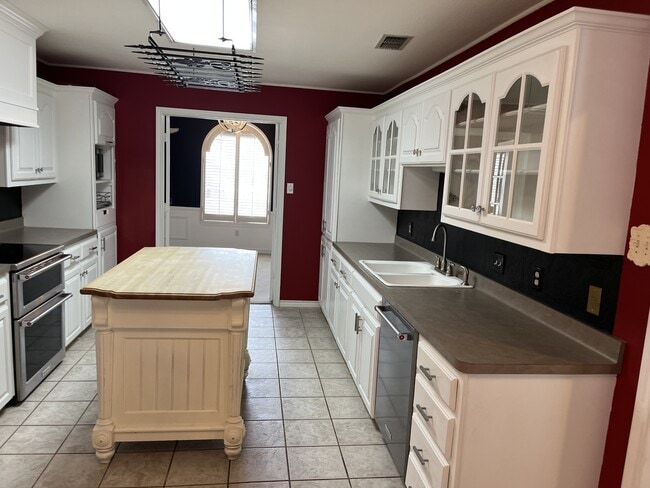 Building Photo - 302 Red Oak Ln