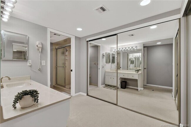 Building Photo - 5152 SE Club Way