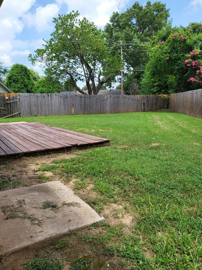 Building Photo - (3) Bed/(2) Bath in West Norman!