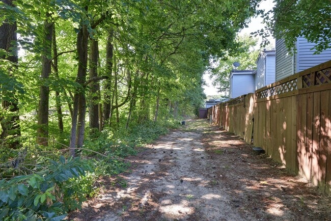 Building Photo - Convenient Coventry Townhome