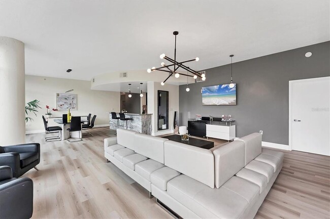 Building Photo - 525 E Jackson St