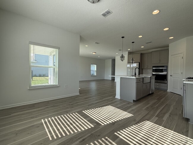 Building Photo - 104 Charmer Trce