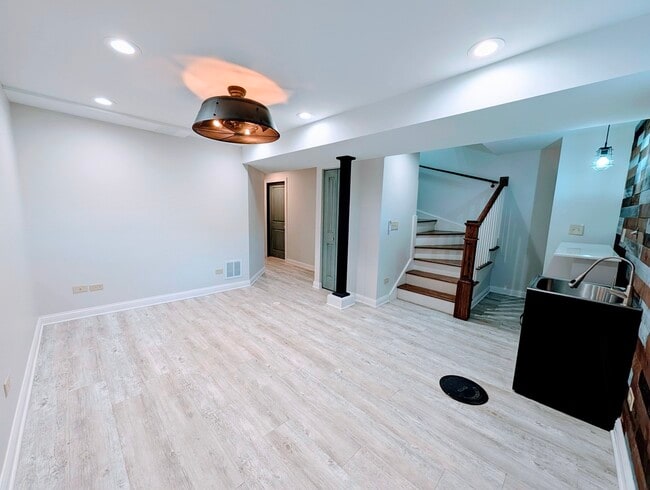 Building Photo - 3334 S May St