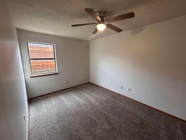 Building Photo - 1912 SW D Ave