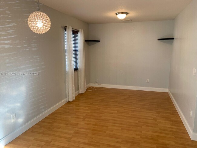 Building Photo - 194 Maple Terrace