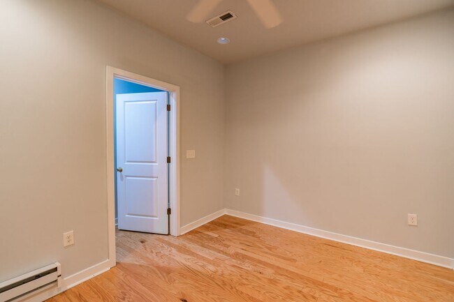 Building Photo - Five Bed Manayunk Apartment