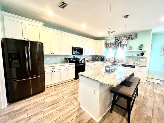 Building Photo - 5402 Pinetree Ave