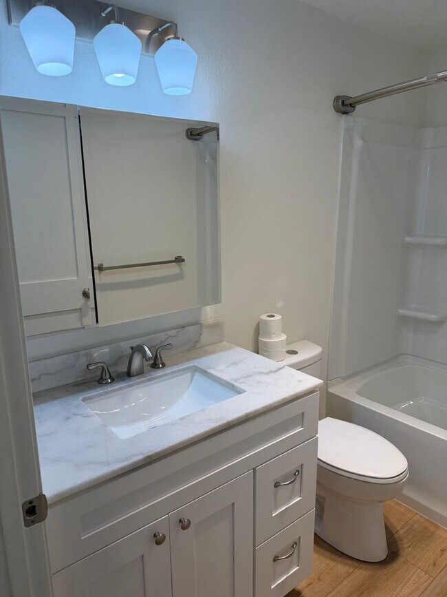 Building Photo - Updated 3 bedroom 1 bath duplex in Junction City!