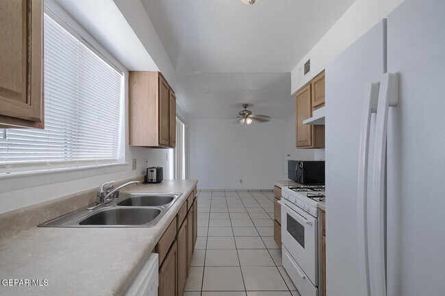 Building Photo - 3536 E Glen Dr
