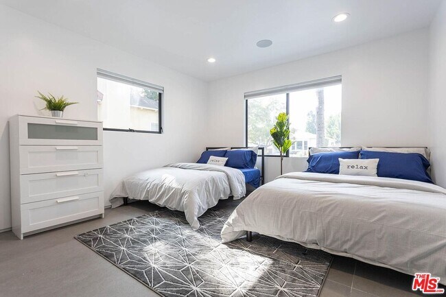 Building Photo - 1948 S Point View St