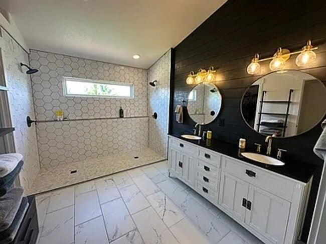 Building Photo - 15692 Paiute Cir