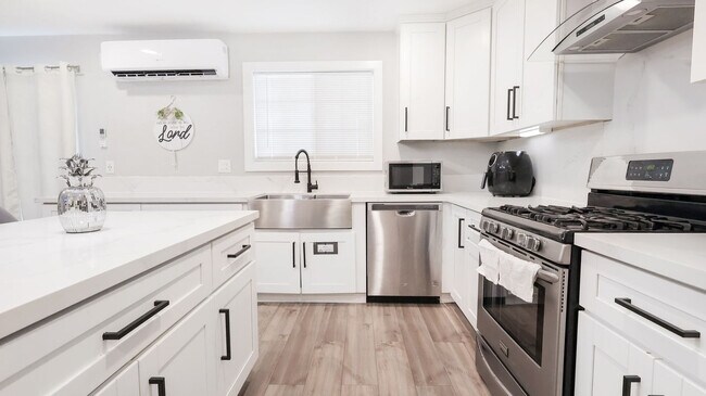 Building Photo - 1059 Gillespie Dr