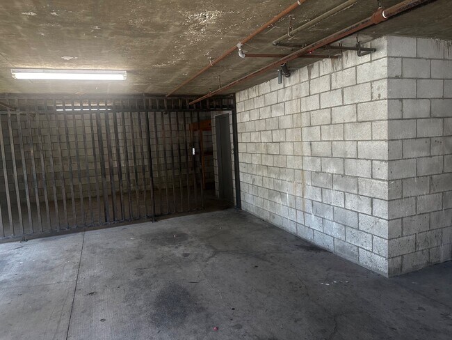 Building Photo - 4003 Sunset Dr