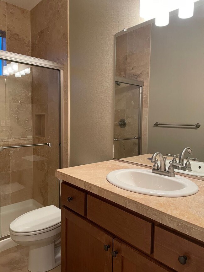 Building Photo - NEWER LUXURY Style Townhouse with a gorgeo...