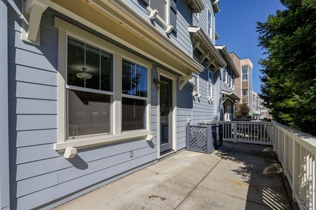 Building Photo - 3 Bed / 2.5 Bath beautiful end unit townhome with tons of upgrades. YouTube Tour!!