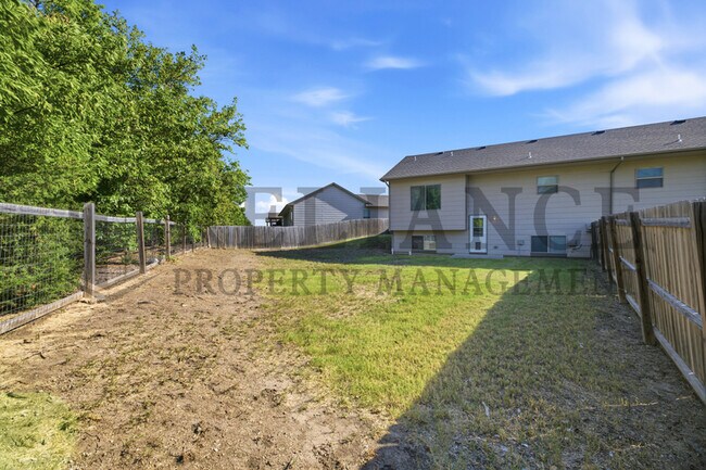Building Photo - 2204 E Quivira St