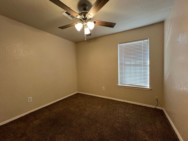 Building Photo - 3815 SW Hickory Ln