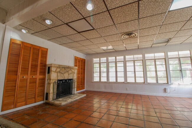 Building Photo - 1327 Vanderbilt St