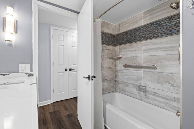 Building Photo - 6851 Roswell Rd