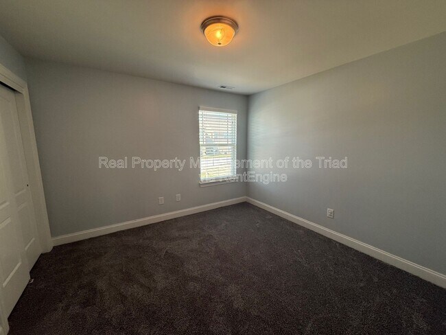 Building Photo - 2211 Talon Dr