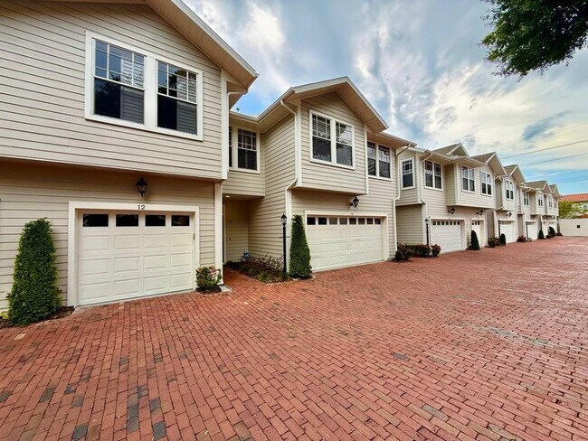 Building Photo - 2920 W El Prado Blvd