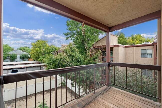 Building Photo - Updated Condo near Virginia Lake