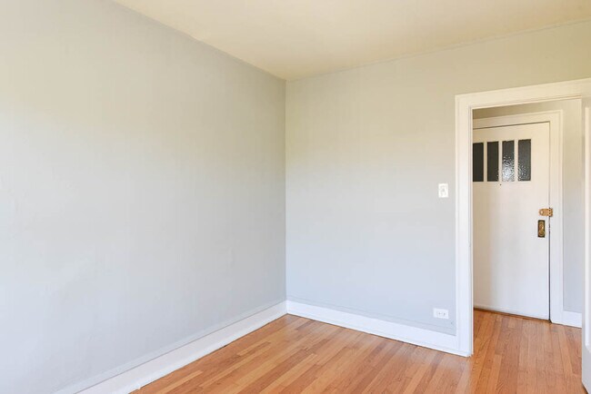Building Photo - 5111 W Montrose Ave