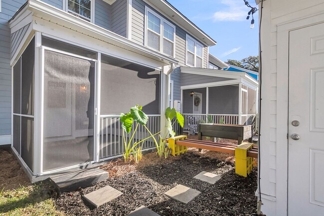 Building Photo - Stunning 3-Bed / 2.5-Bath Home in Park Cir...