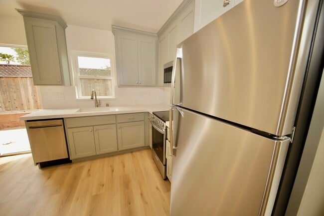 Building Photo - New Willow Glen Dream Back Cottage