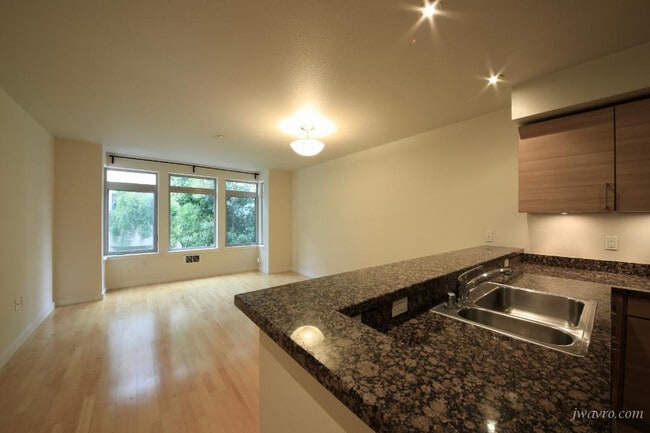 Building Photo - 329 Bay St