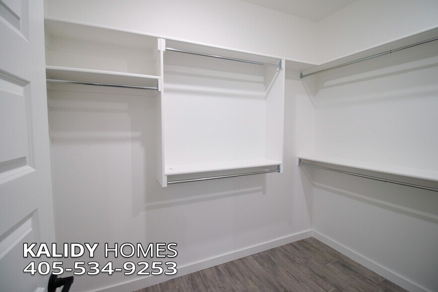 Building Photo - 2141 Kalidy Dr