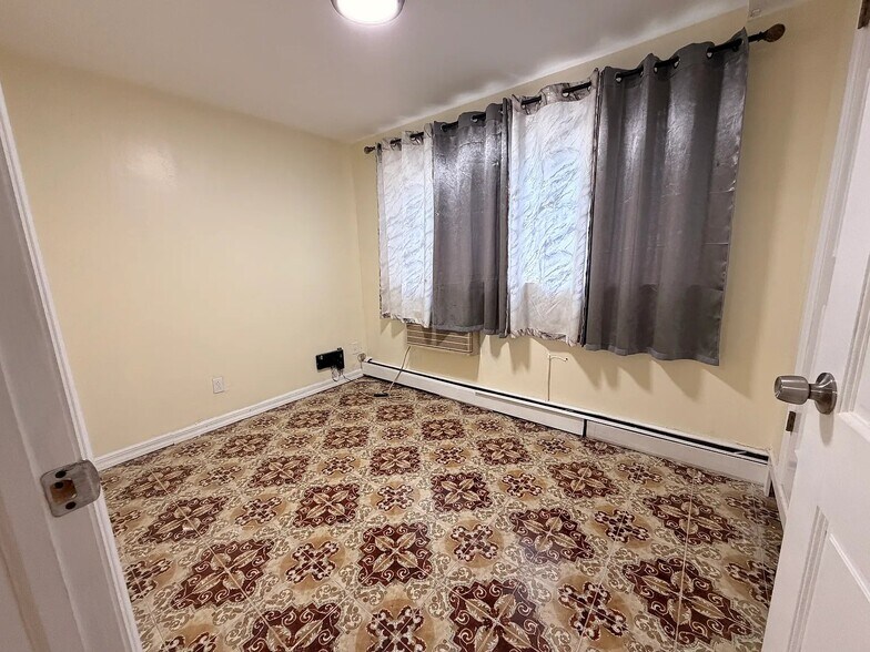 Building Photo - 854 Throgs Neck Expy