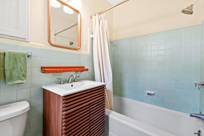 Building Photo - 1219 N Lakeside Dr